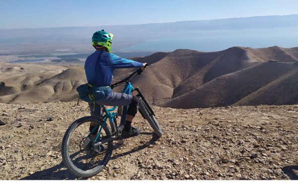 שני גלגלים זה מעל ומעבר