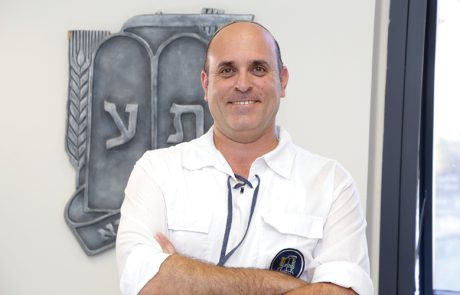 תולה את החולצה