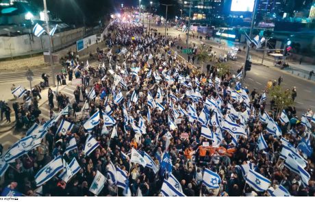 הימין עוזב את המקלדת ויוצא לרחובות