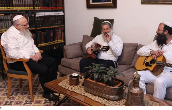 לפניו ברננה